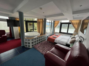 Vila Franceză - Cazare cu jacuzzi pe malul lacului Colibița